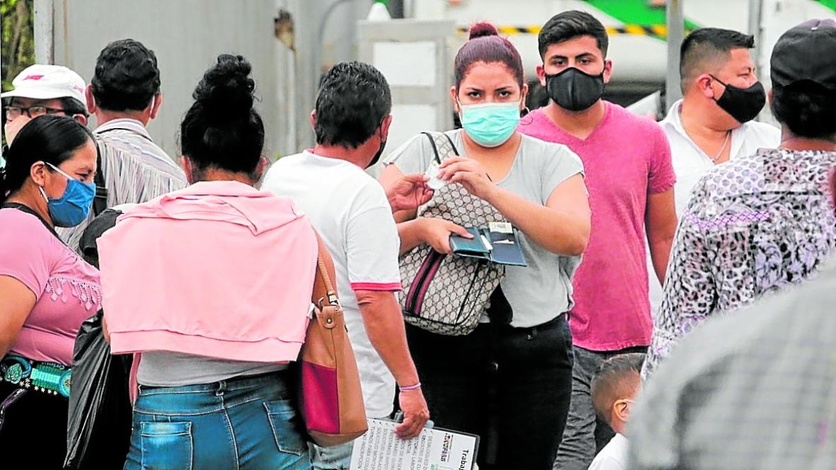 Corrupción. El tramitador en medio de los usuarios recibe el pago por agilizar la entrega de un documento.