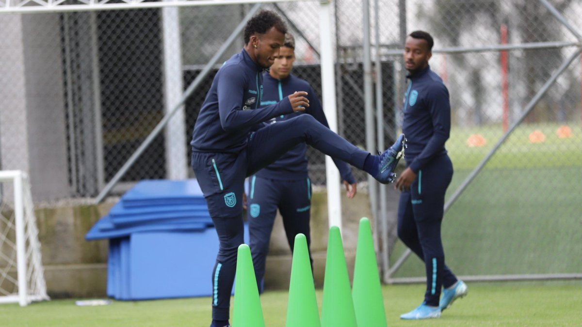 El defensa Darío Aimar trabaja durante el microciclo de este martes 27 de octubre en la Casa de la Selección