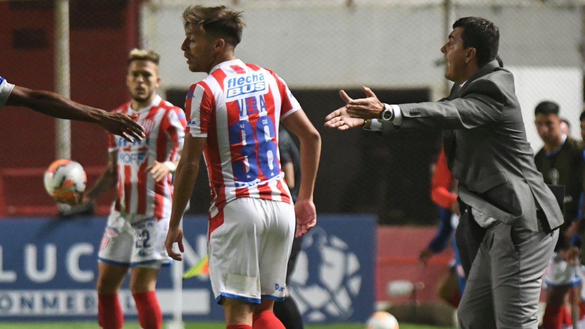 Ismael Rescalvo (d) considera que la victoria de Emelec fue justa.