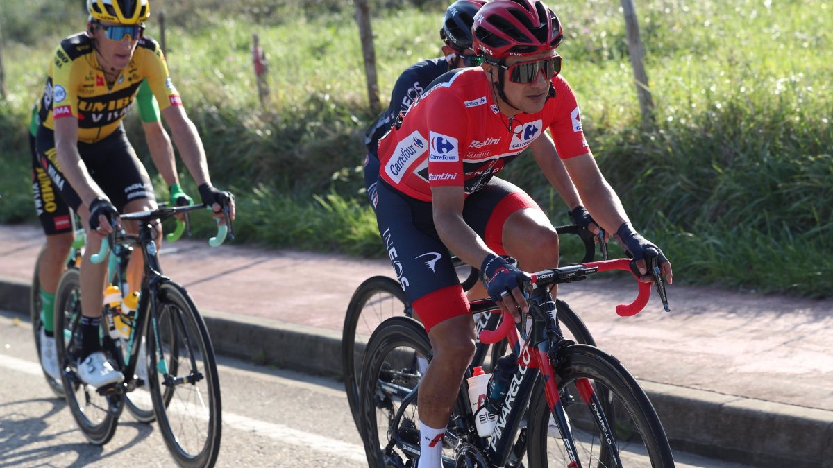 Richard Carapaz, en lo que parecía una tranquila etapa, antes de perder el liderato.