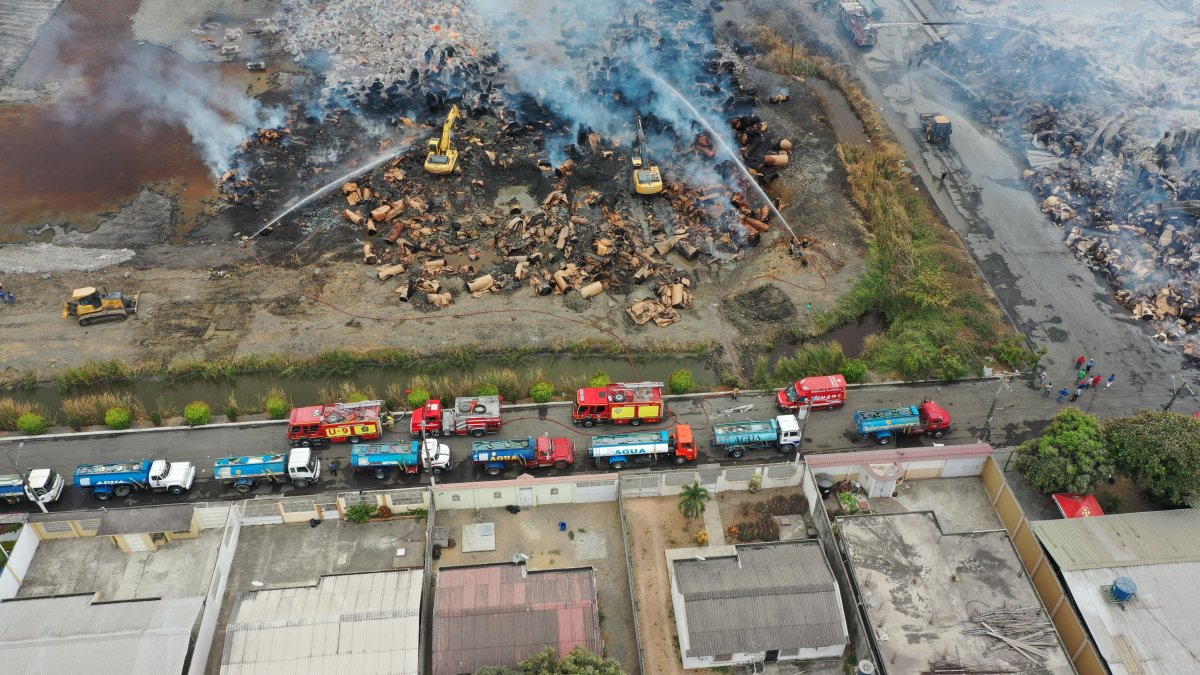 En el incendio. Se necesitó de decenas de tanqueros que abastezcan a los carros de bomberos que participaron de la tarea de controlar el fuego.