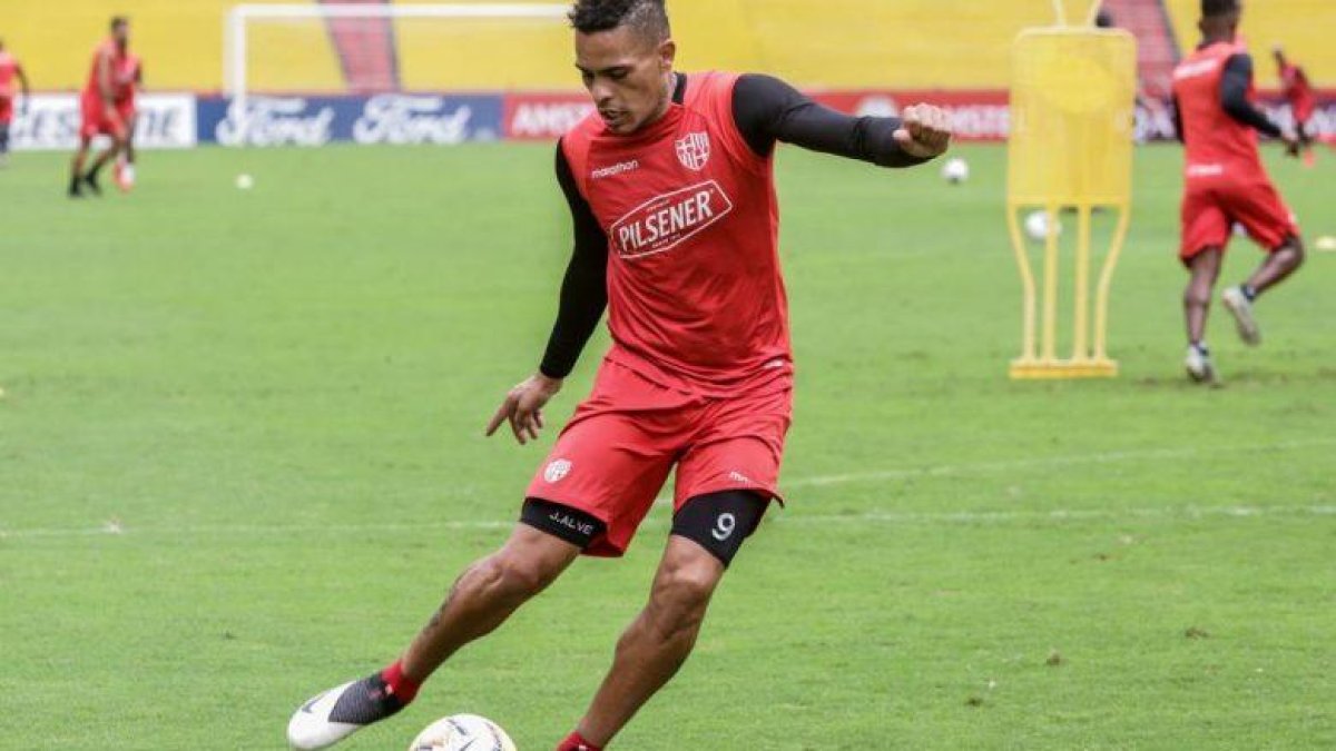 Álvez tiene contrato con Barcelona hasta final de temporada, luego buscaría un nuevo destino ya que el club tiene en mente otro delantero.