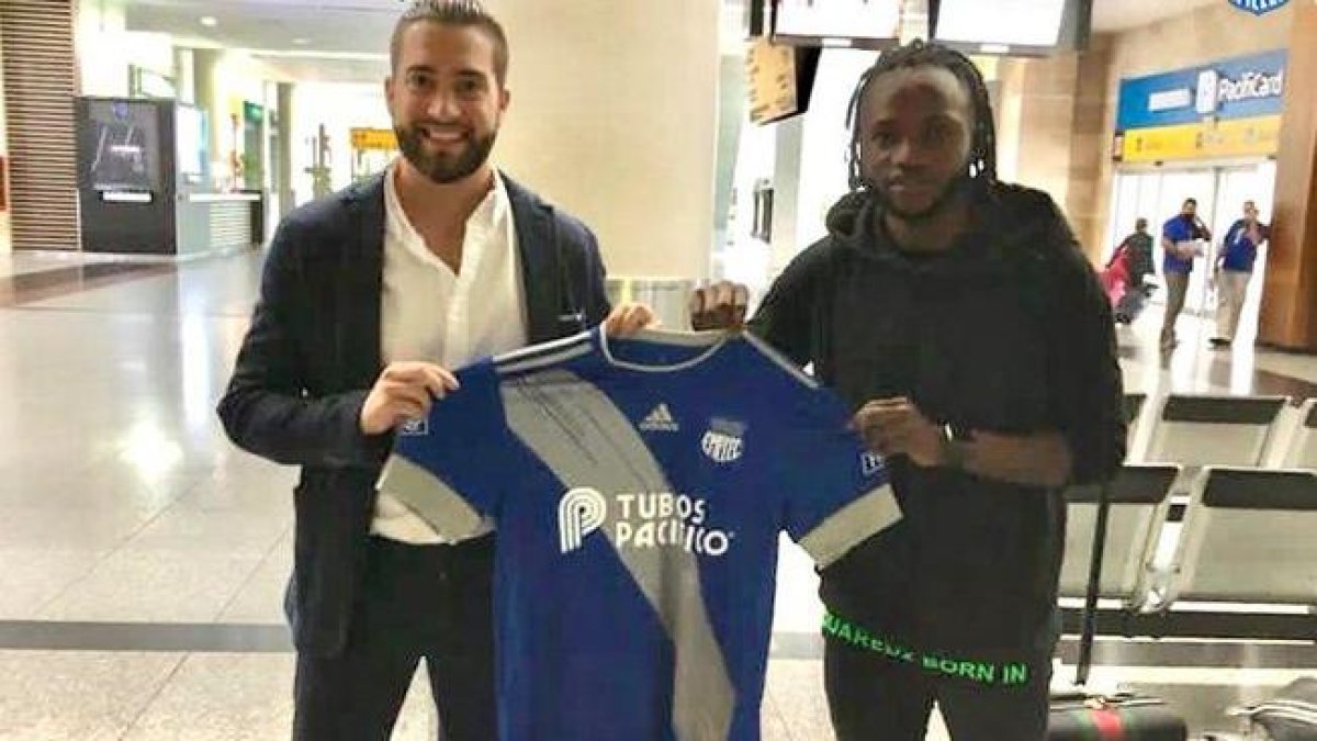 El nuevo atacante del Bombillo, Lass Bangoura (d), llegó el pasado sábado a Guayaquil.