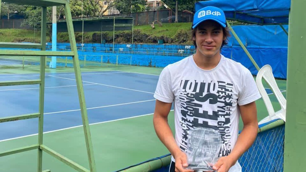 Participación. Álvaro con la placa de vicecampeón en el singles de Santa Tecla.