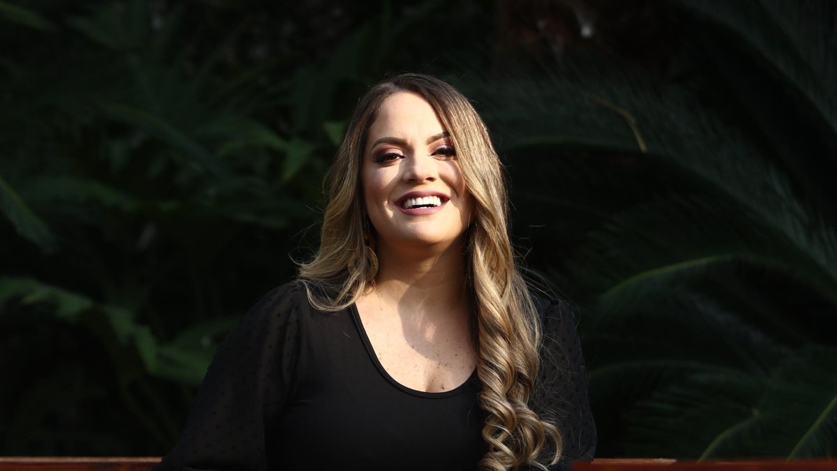 Tiene 35 años y un hijo llamado Nicolás.