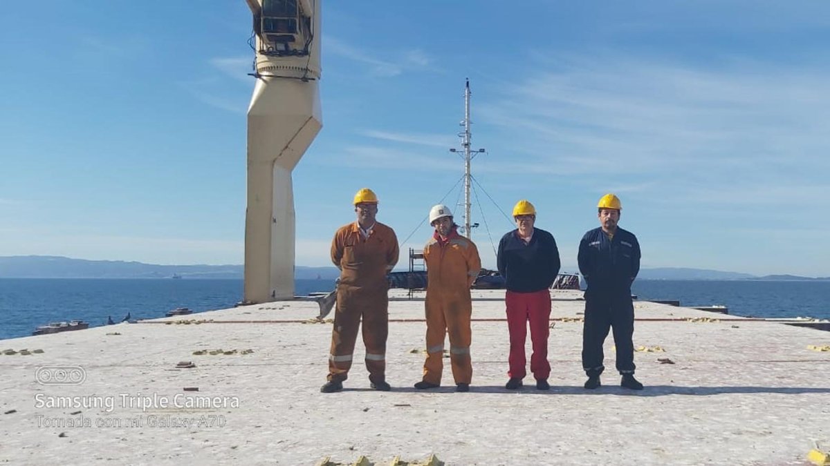 Uno de los tripulantes toma foto a sus cuatro compañeros con quien está en un barco que no puede zarpar de Chile y piden ayuda para regresar a Ecuador.