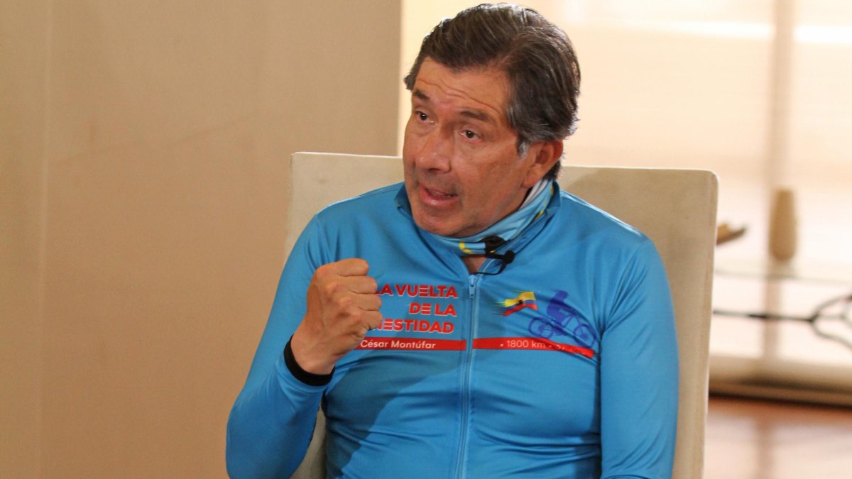 El candidato presidencial del movimiento Concertación, César Montúfar, llega a la entrevista con EXPRESO en su bicicleta con la que está recorriendo el país.