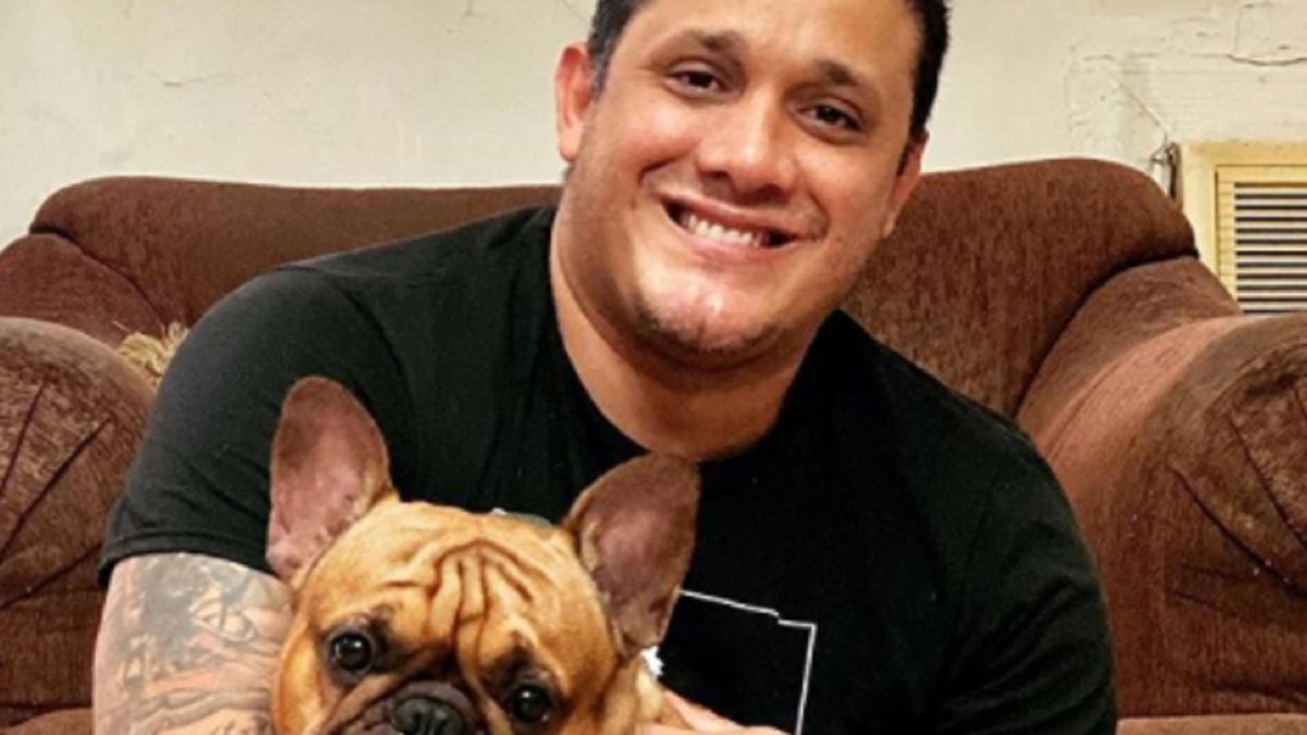 Carlos José con su can.