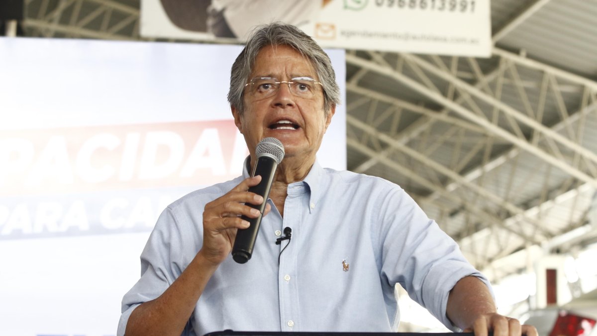 El candidato presidencial presentó su plan de Gobierno en una concesionaria de autos.