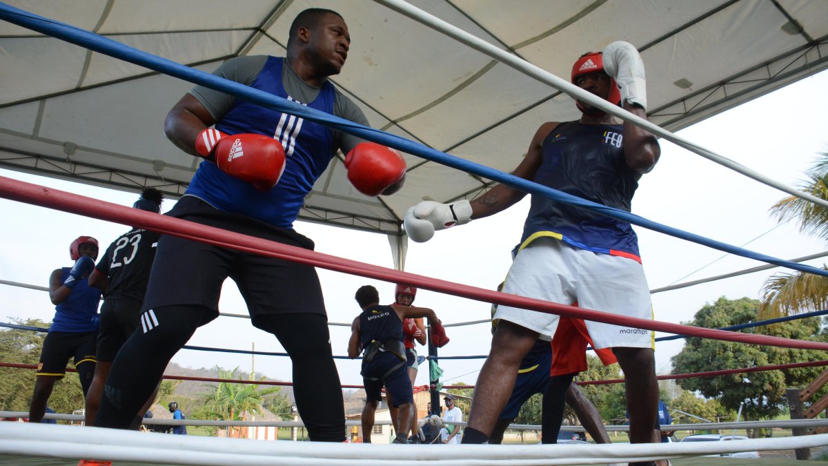 Entrenamiento. Ítalo Perea (i) y Julio Castillo durante una práctica en Portoviejo.