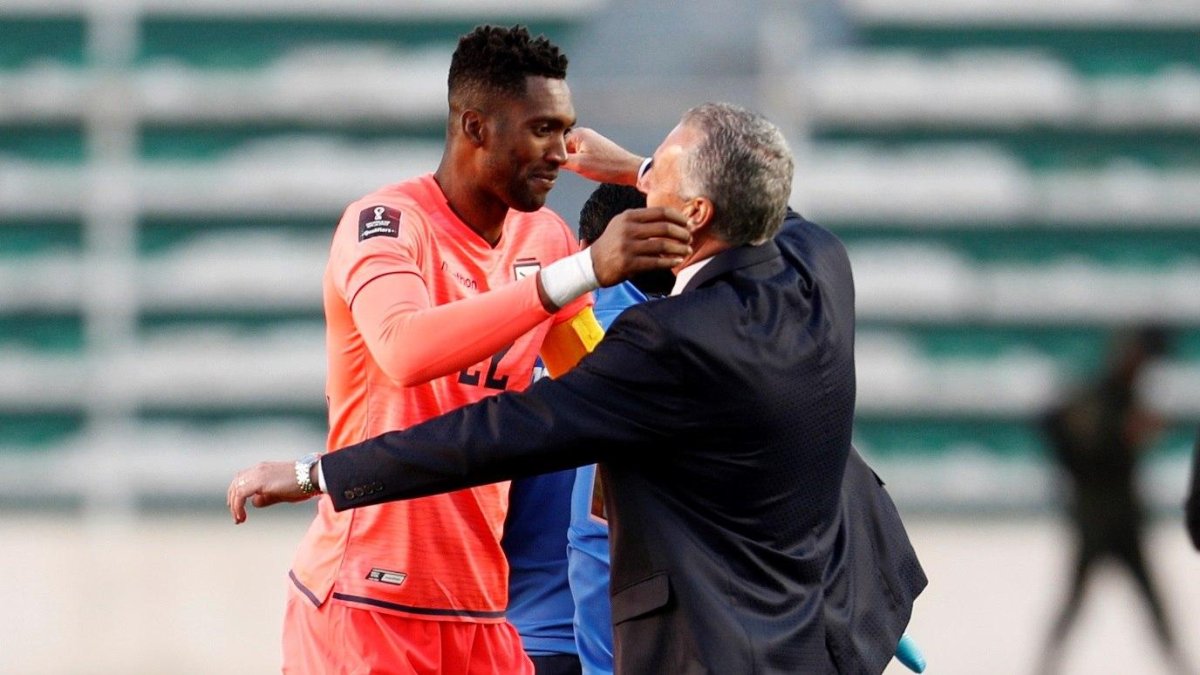 Alexander Domínguez (i), portero de la selección ecuatoriana, es el noveno jugador de la Tri que da positivo. Vélez Sarsfield ya lo aisló.