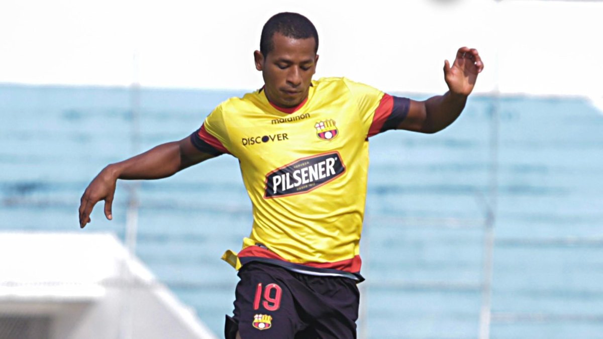 Fabián Bustos volvió a darle la oportunidad desde el inicio a Nixon Molina, el jugador que se ha quedado con el medio campo amarillo.