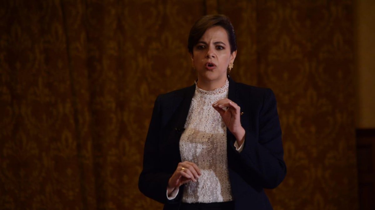 La ministra María Paula Romo compareciendo  ante el Pleno de la Asamblea en el juicio político en su contra.