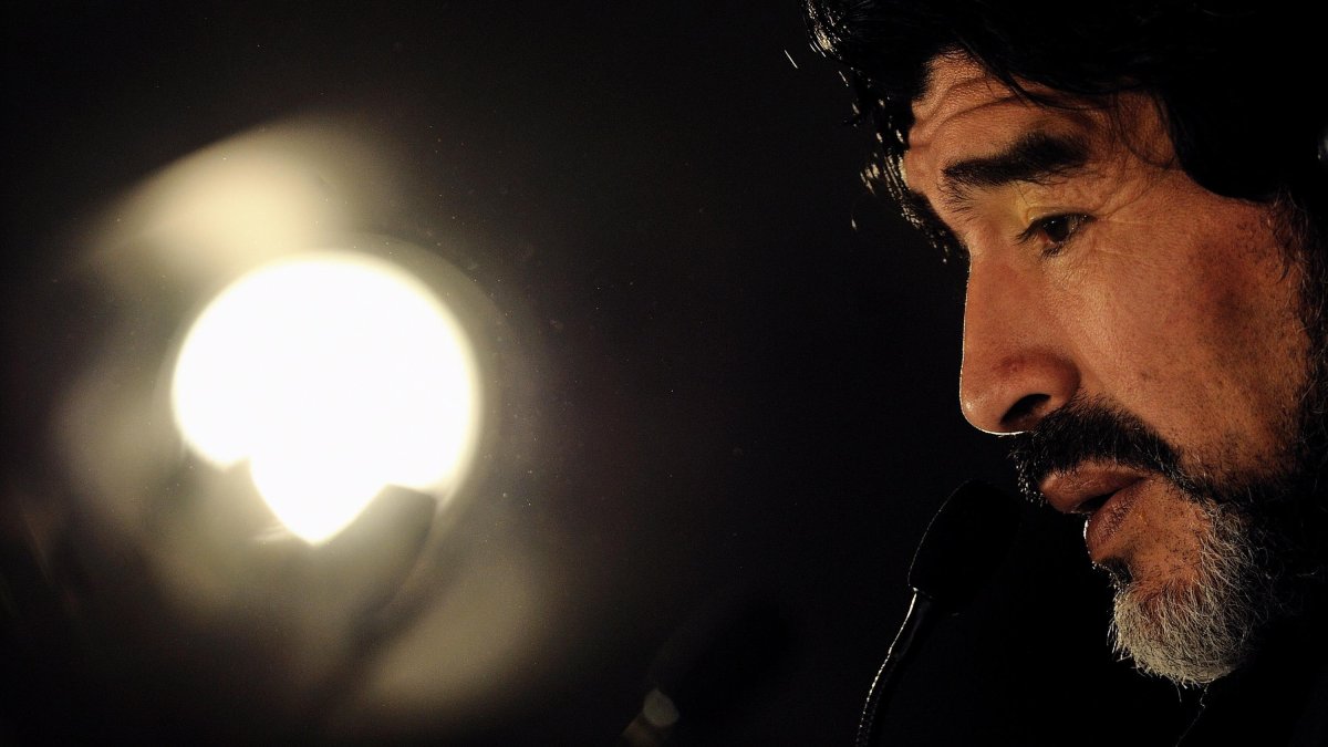 Medios de prensa locales atribuyeron el deceso a un paro cardíaco e informaron que Maradona recibió asistencia médica de urgencia en su casa.