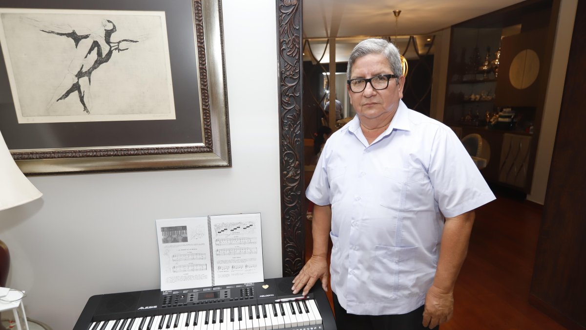 El pianista a domicilio Juan Jimenez, de 61 años de edad.