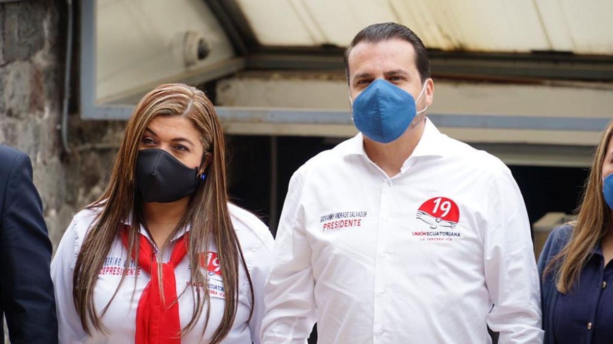 El candidato Giovanny Andrade junto a la aspirante vicepresidencial Katherine Mata al inscribir su binomio en el CNE.