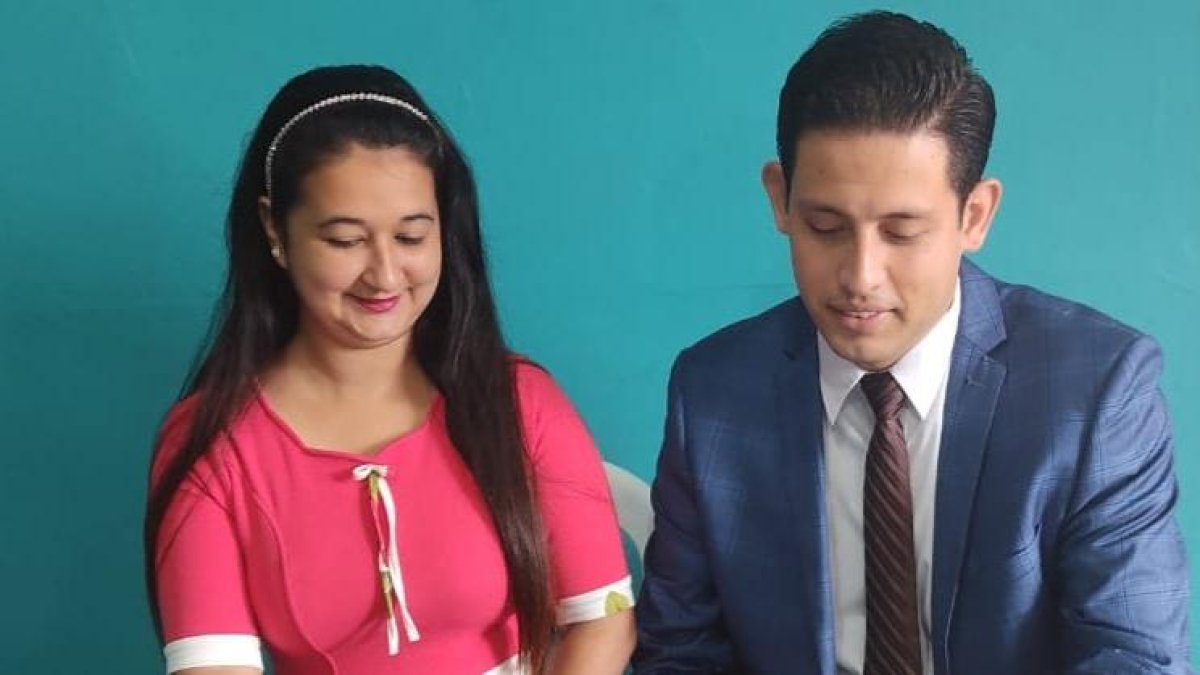Los esposos Yessica y Ángel Rico en la asamblea de circuito virtual de los testigos de Jehová, que se dio para el sur de Guayaquil.