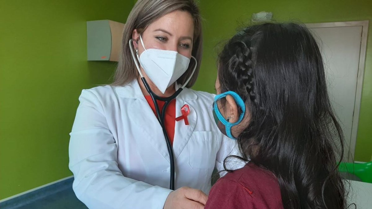 La infectóloga y pediatra, Judith Pazmiño, atiende a un paciente con VIH.