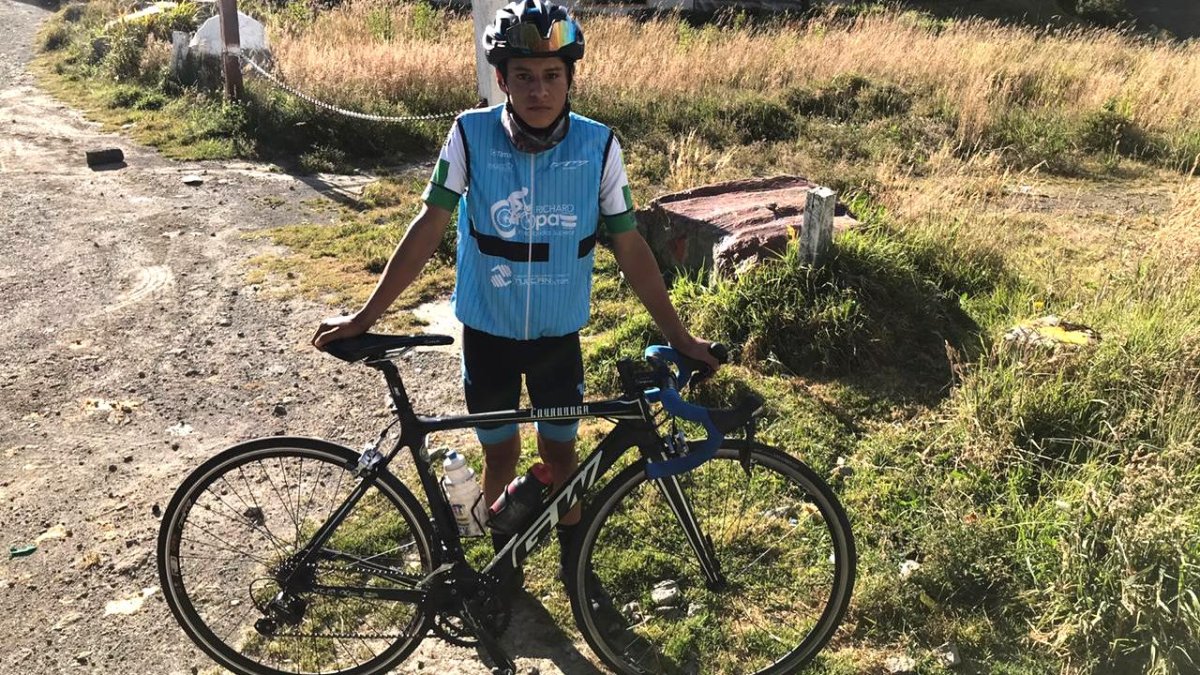 Proyección. Anthony Carapaz Casanova entrena con el club del que Richie es fundador por las carreteras del norte del país.