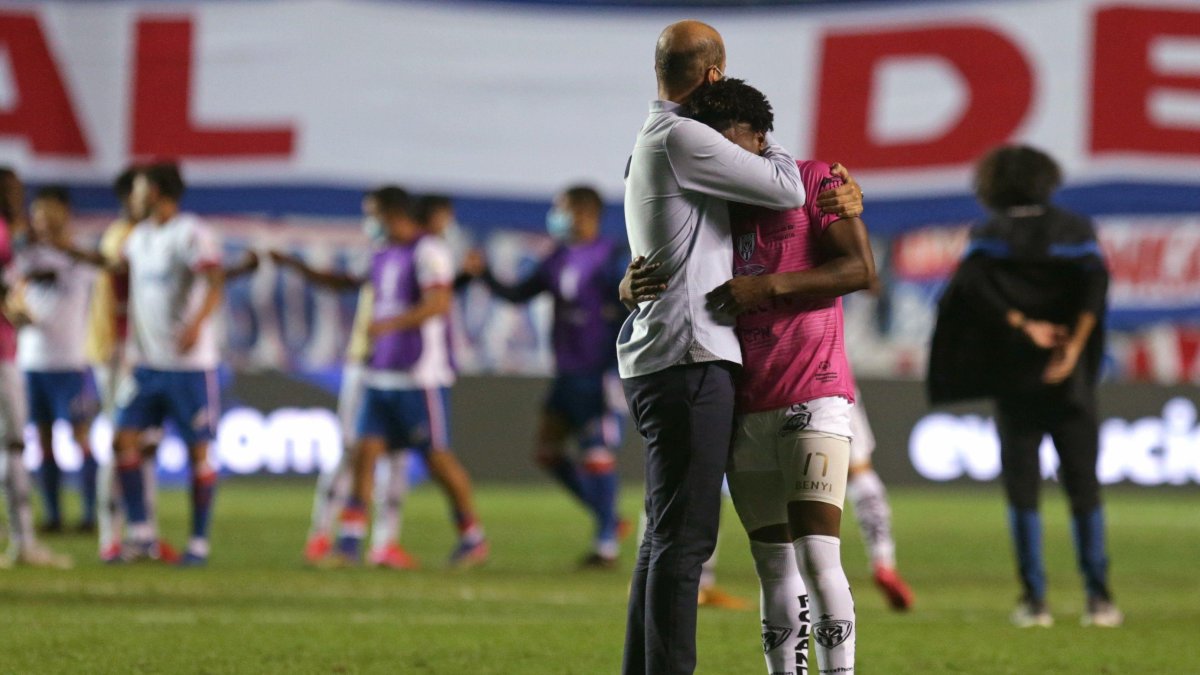 Miguel Ángel Ramírez consuelo al defensa Ángelo Preciado después de la eliminación en Copa Libertadores