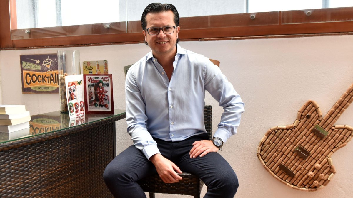 El asambleísta independiente Héctor Muñoz es fanático de The Beatles.