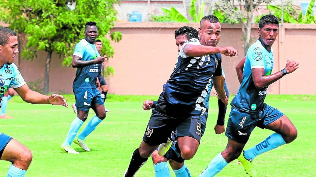 Juan Carlos León (c), volante de CTE, es una de las figuras del equipo que participa en la Amateur League UCSG. Representó en su momento al Venecia de Babahoyo.