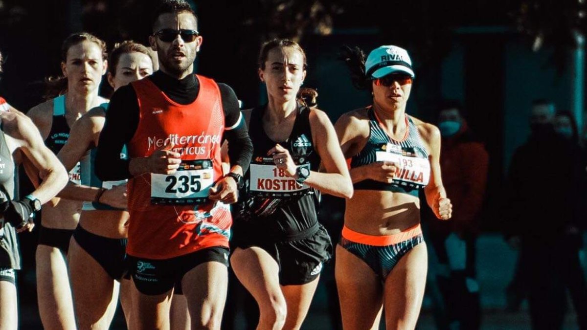 Competencia. La cuencana (d) hizo el tercer mejor tiempo histórico de Sudamérica en los 42,2 kilómetros