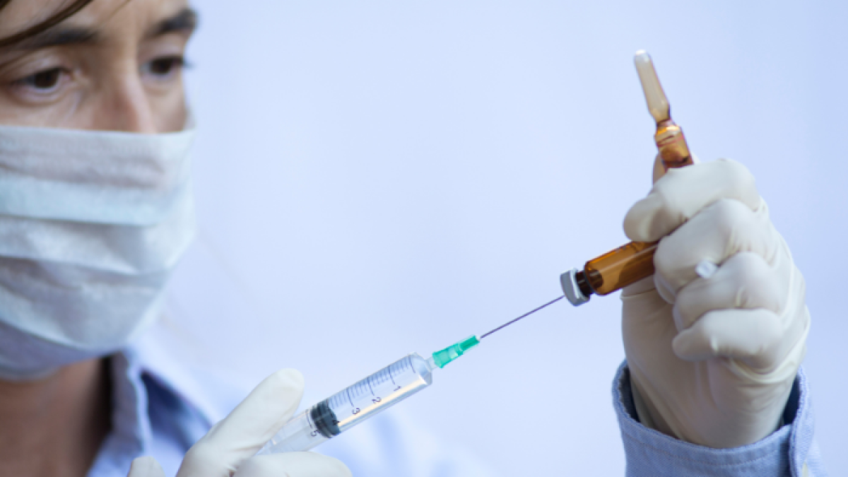 Sondeos en algunos países han indicado cierto recelo entre los ciudadanos a la hora de vacunarse.