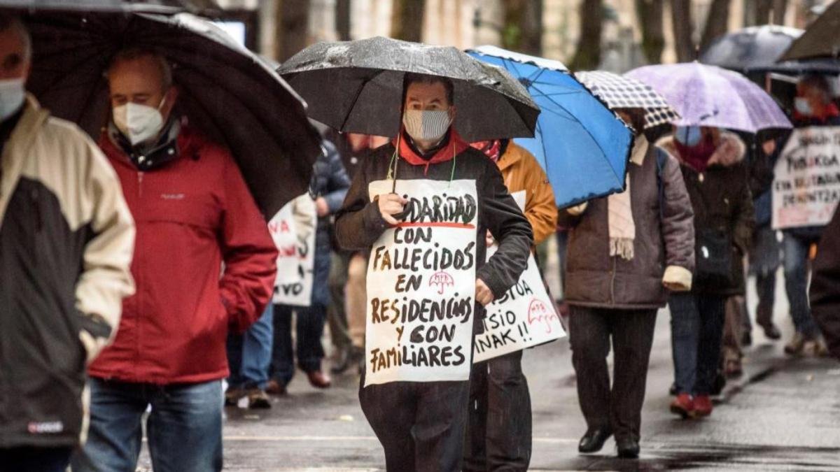 Preocupación. Un grupo de pensionistas de Bilbao reclama por los pagos.