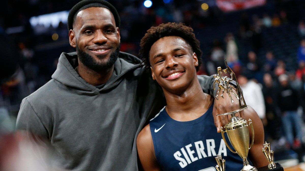Familia. James junto a su hijo a quien conocen como ‘Bronny‘, de 16 años.