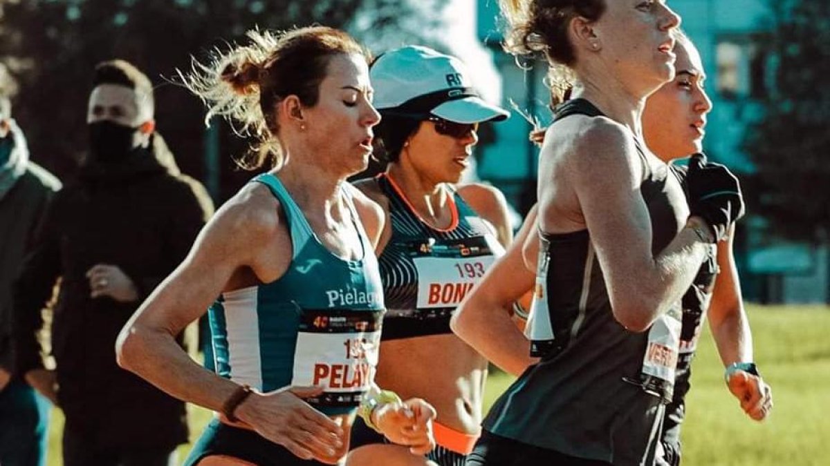 Bonilla (con gorra) hizo en Valencia 2:28:24, récord nacional, la segunda mejor marca histórica en el país y la tercera mejor sudamericana.