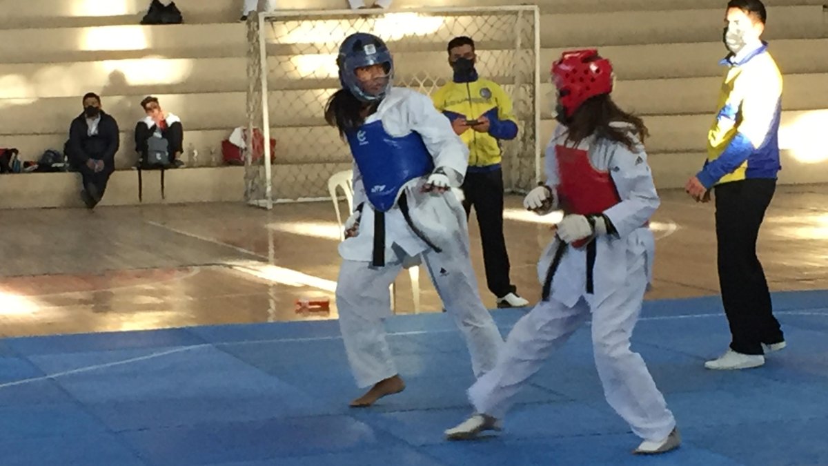 Combate. La deportista Mell Mina (i), de Guayas, venció a su contrincante de Pichincha, ganando medalla de oro para su provincia.