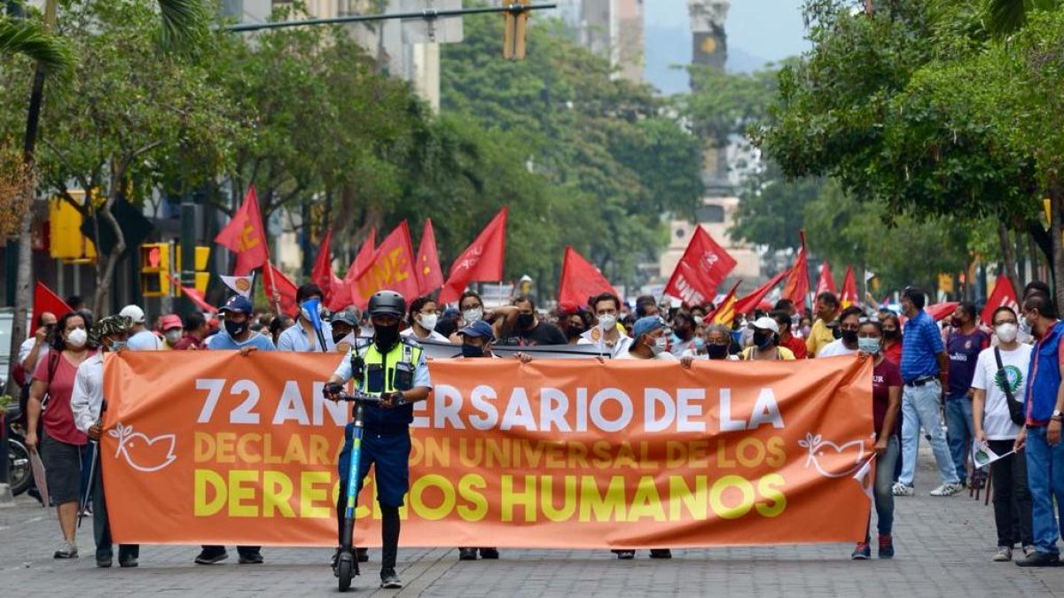 Con una marcha por la 9 de Octubre de Guayaquil se conmemoró el Día de los Derechos.
