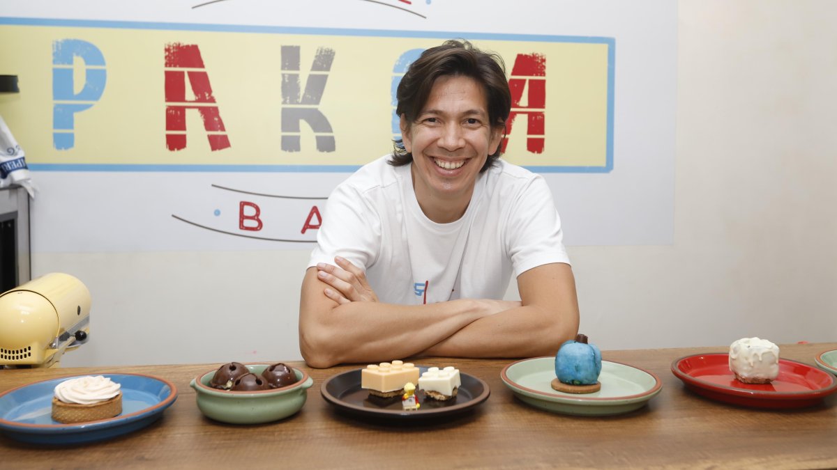 Jimmy Román, guayaquileños y emprendedor de 41 años de edad, en su local de dulces.
