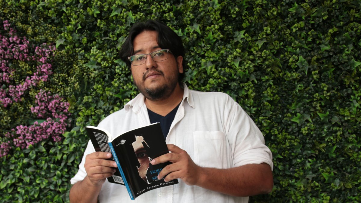 Serrano se graduó de periodismo en la Universidad San Francisco de Quito. Trabajó por trece años en diario La Hora. Sus textos se han publicado en las revistas SoHo Ecuador, Mundo Diners y Criterios.