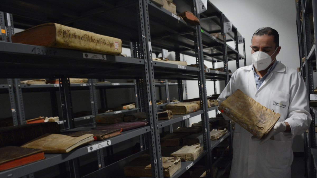 El proyecto de restauración en la biblioteca de la Universidad Central empezó en agosto y concluye en 2021.