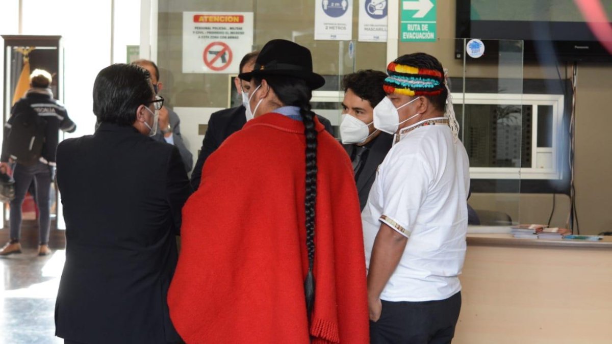 Comparecencia. Los dirigentes indígenas Leonidas Iza y Jaime Vargas acudieron a la Fiscalía a dar una versión.