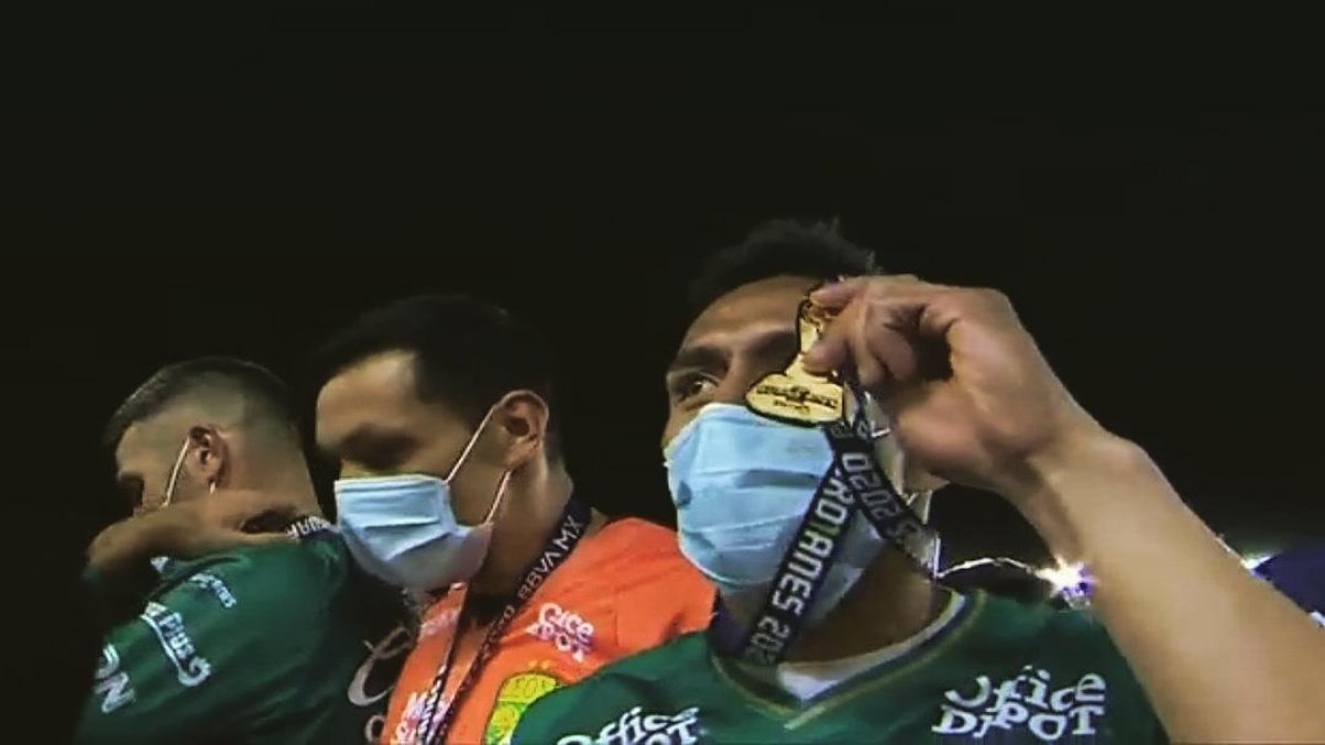 Ángel Mena (d), delantero del León, celebra con la medalla el cetro del fútbol mexicano.