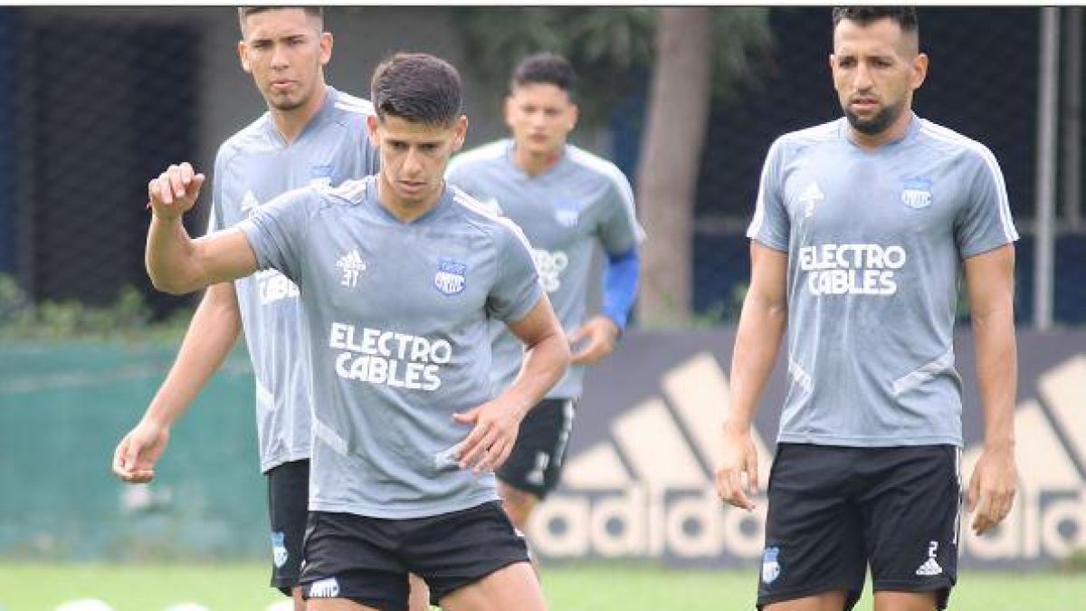 Facundo Barceló (c) cumplió con su sanción y ya podrá estar considerado para el duelo de este domingo.