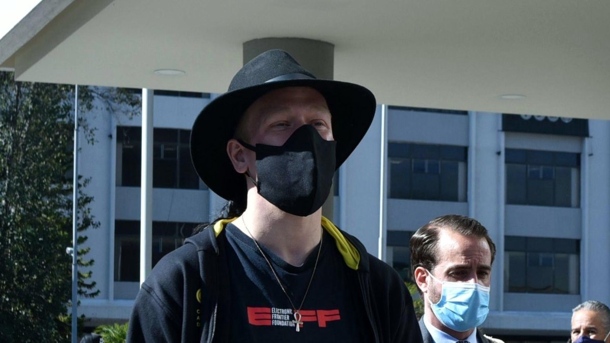 Ola Bino no puede salir del país y se presenta periódicamente ante la Fiscalía.