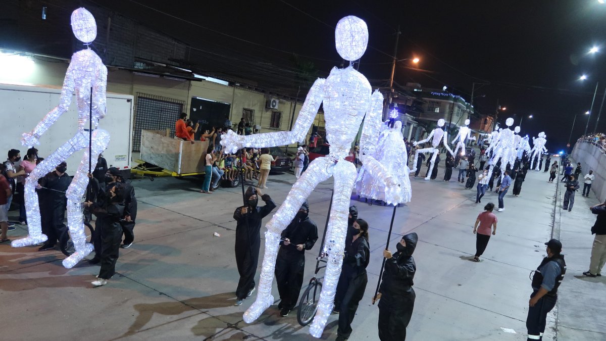 El desfile de gigantes de luz en la cooperativa Juan Montalvo, al norte de Guayaquil.