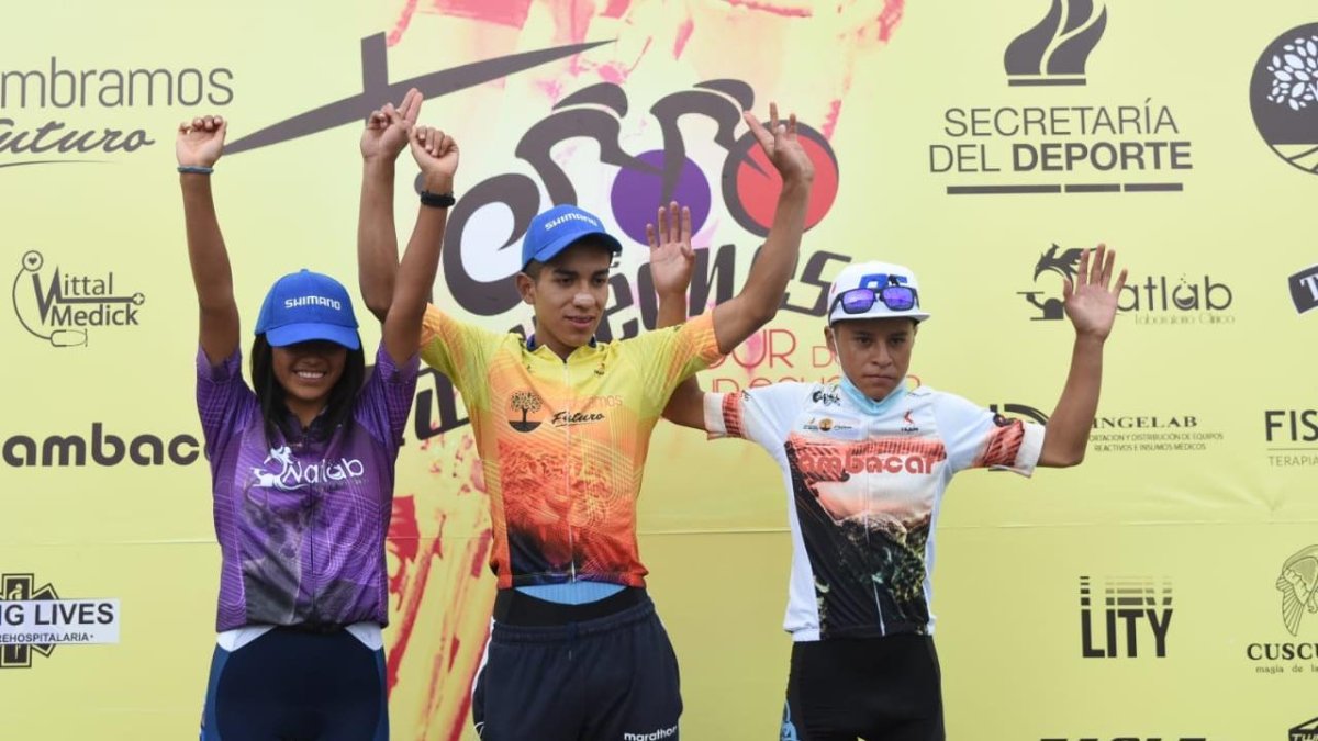 1. Líderes. Marcela Peñafiel, en la categoría damas (i); Nixon Rosero, en la juvenil, y Anthony Carapaz, en la prejuvenil, fueron los ganadores de la contrarreloj ayer.