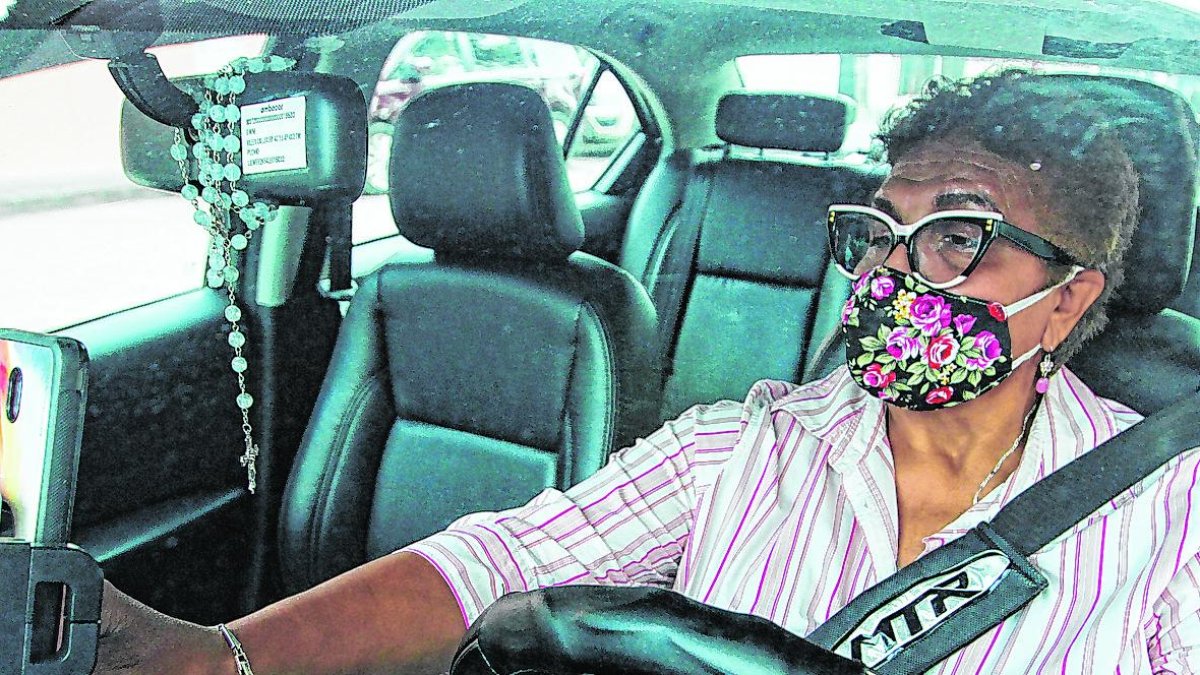 Maritza de la Rosa maneja a la perfección las plataformas digitales con las que trabaja para conseguir pasajeros, gracias a capacitaciones que tomó.