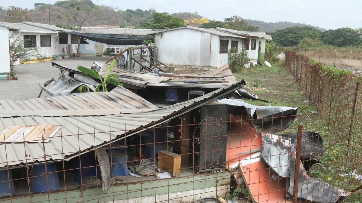 Desde hace tres meses permanece el techo desplomado sobre las bancas de la unidad educativa Dolores Cacuango, ubicado, en la ciudadela Las Orquídeas.