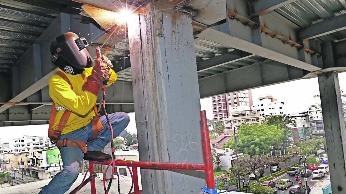Construcción. Un obrero trabaja en uno de los puntos del hotel Fortich cuyas obras se reiniciaron a inicios de este año, tras casi una década de para.