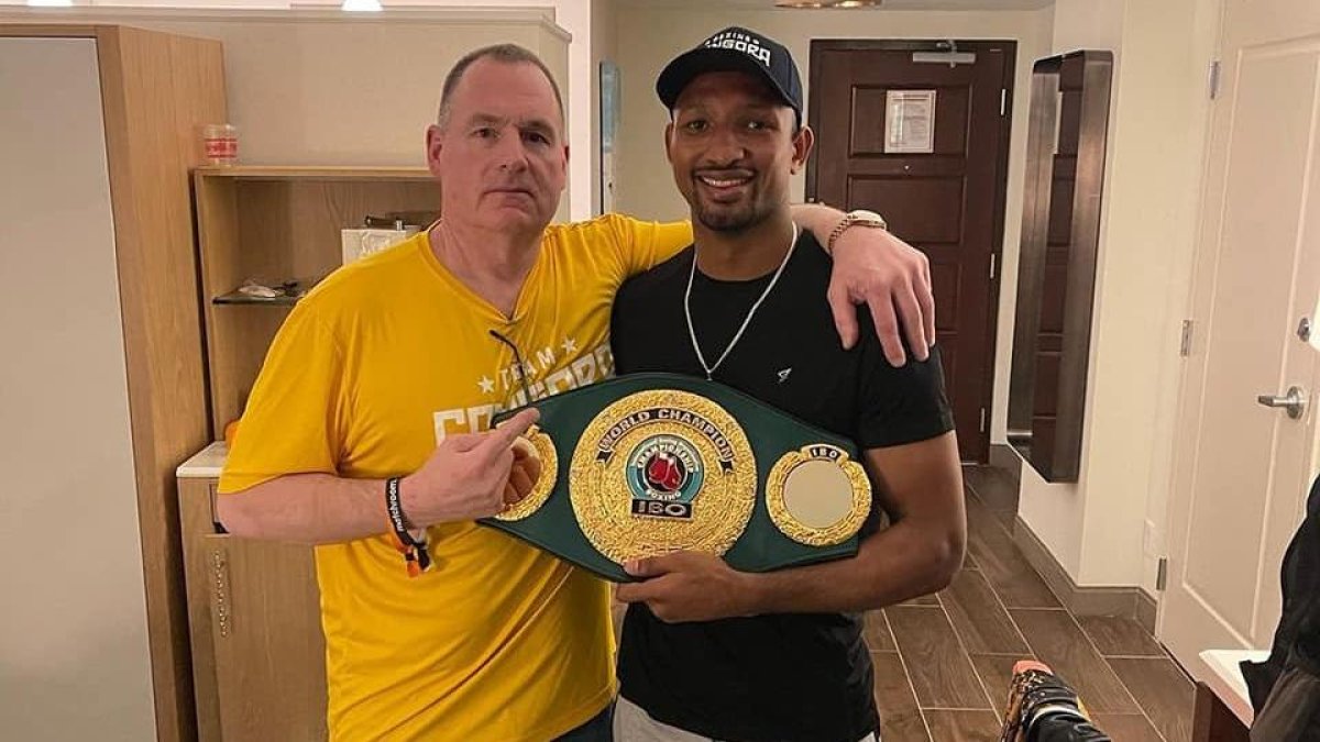 El campeón mundial súper mediano junto a su mánager y representante, Mike Criscio, luego del combate.