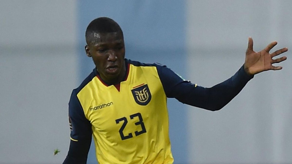 El volante Moisés Caicedo jugaría en el Manchester United.