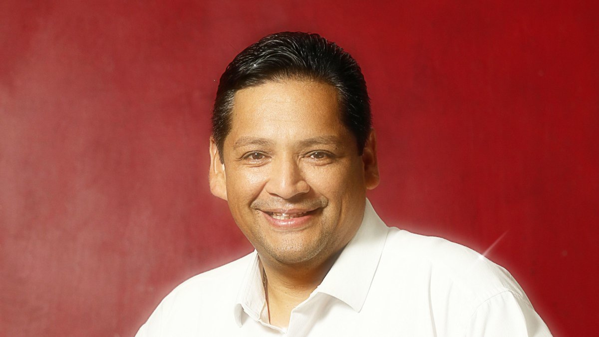 Tiene 44 años. Hace casi 4 labora en ese canal.