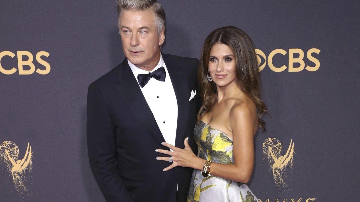 En la imagen, el actor estadounidense Alec Baldwin (i) posa con su esposa, Hilaria Baldwin.