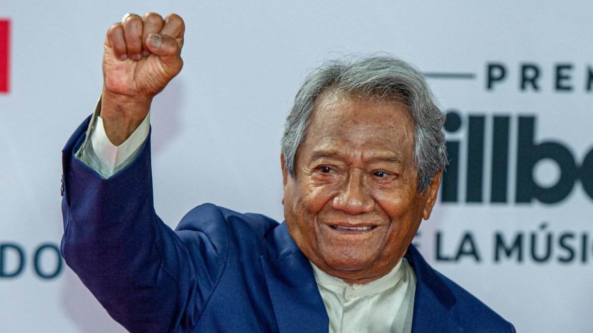 El músico mexicano Armando Manzanero posa a su llegada a la alfombra roja de los Premios Billboard de la Música Latina, en el BB&T Center de Sunrise, una ciudad del condado Broward y cercana a Miami, Florida.